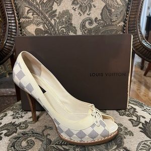 Elegant and timeless LV Damier.. 40/10 $1k or better go perfectly w/everything